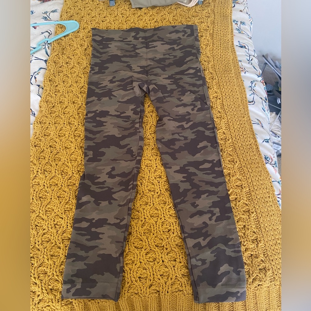 Spanx Camo Cropped Leggings, size M